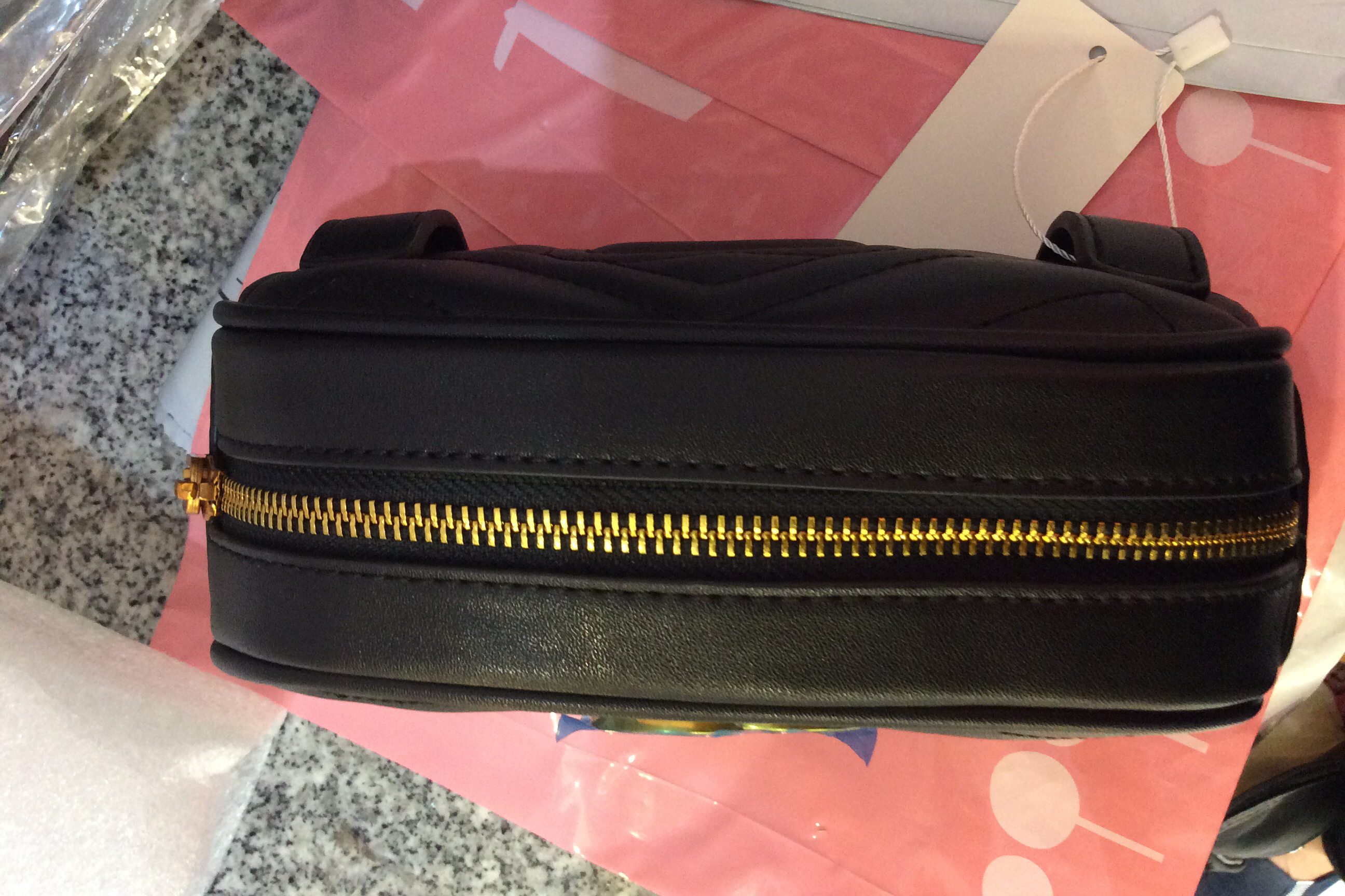 กระเป๋าคาดเอวGucci เป๋า สุดฮิตในเวลานี้ คาดเอวได้ สามรถใส่ไอโฟน 7+ ได้พอดีเดะเลยคะ