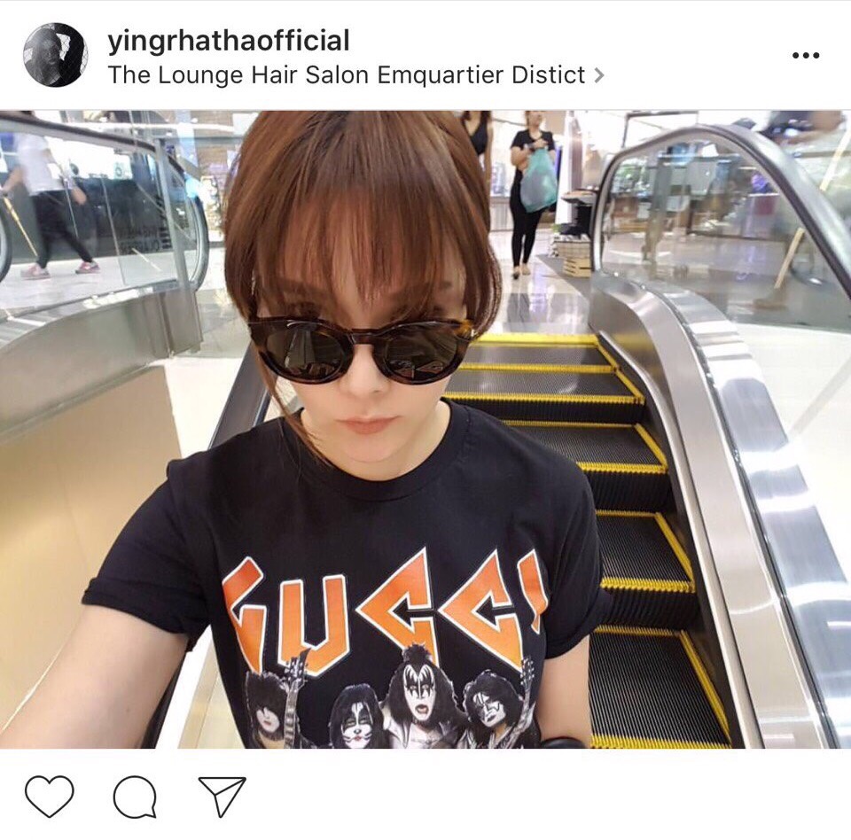 กับเสื้อยืดแขนสั้นแต่งคอกลม มาพร้อมงานสกรีนลวดลายสไตล์วินเทจแนวๆตรงด้านหน้าตัวเสื้อค่ะ ลายสกรีนคมชัด เนื้อผ้าดีสวมใส่สบายมากๆค่ะ ใส่สวยแบบ คุณ ญาญ่าญิ๋ง คุณ คิมเบอรรี่ คุณ ไอซ์ และ เซเลบ คนดัง ใส่กันเยอะค่ะลายสกรีนนี้