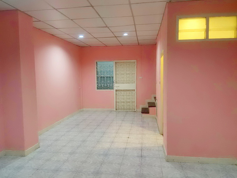 ทาวน์เฮ้าส์ 2 ชั้น ม.อู่ทองเพลส 2 คลอง 3 ลำลูกกา (ซ.เปียนนท์) ปทุมธานี ทำเลถนนเมน ห่างสถานีรถไฟฟ้าคูคตเพียง 5 นาที บ้านสวย ตกแต่งใหม่ พร้อมอยู่