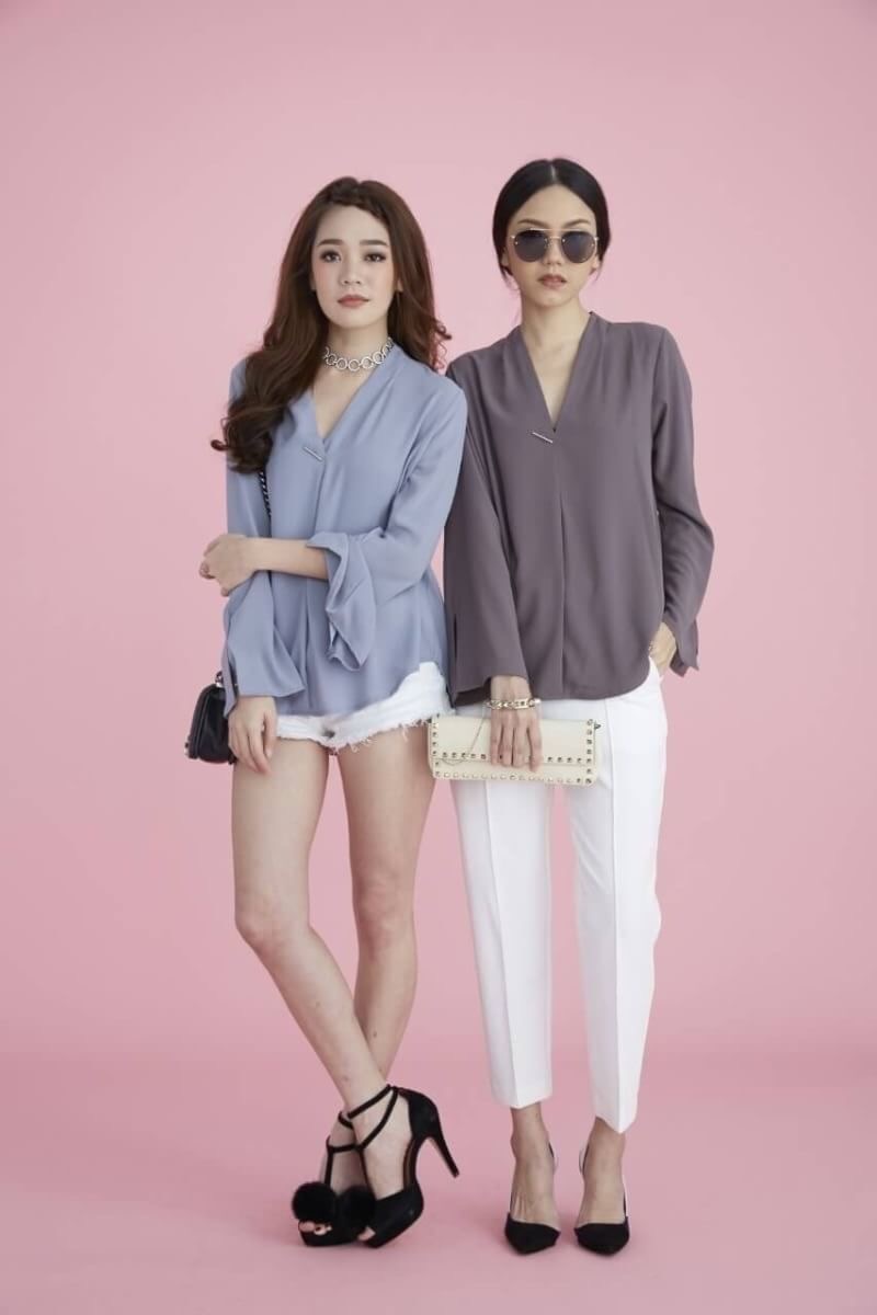 เสื้อเชิ้ตทรงสวยสุดๆค่ะ เนื้อผ้าเรียบทิ้งตัว กลางอกประดับกลัดเงิน ผ่าเล็กๆช่วงปลายแขน เรียบหรูดูแพงมากๆ ใส่คู่กับท่อนล่างได้ทุกแบบ