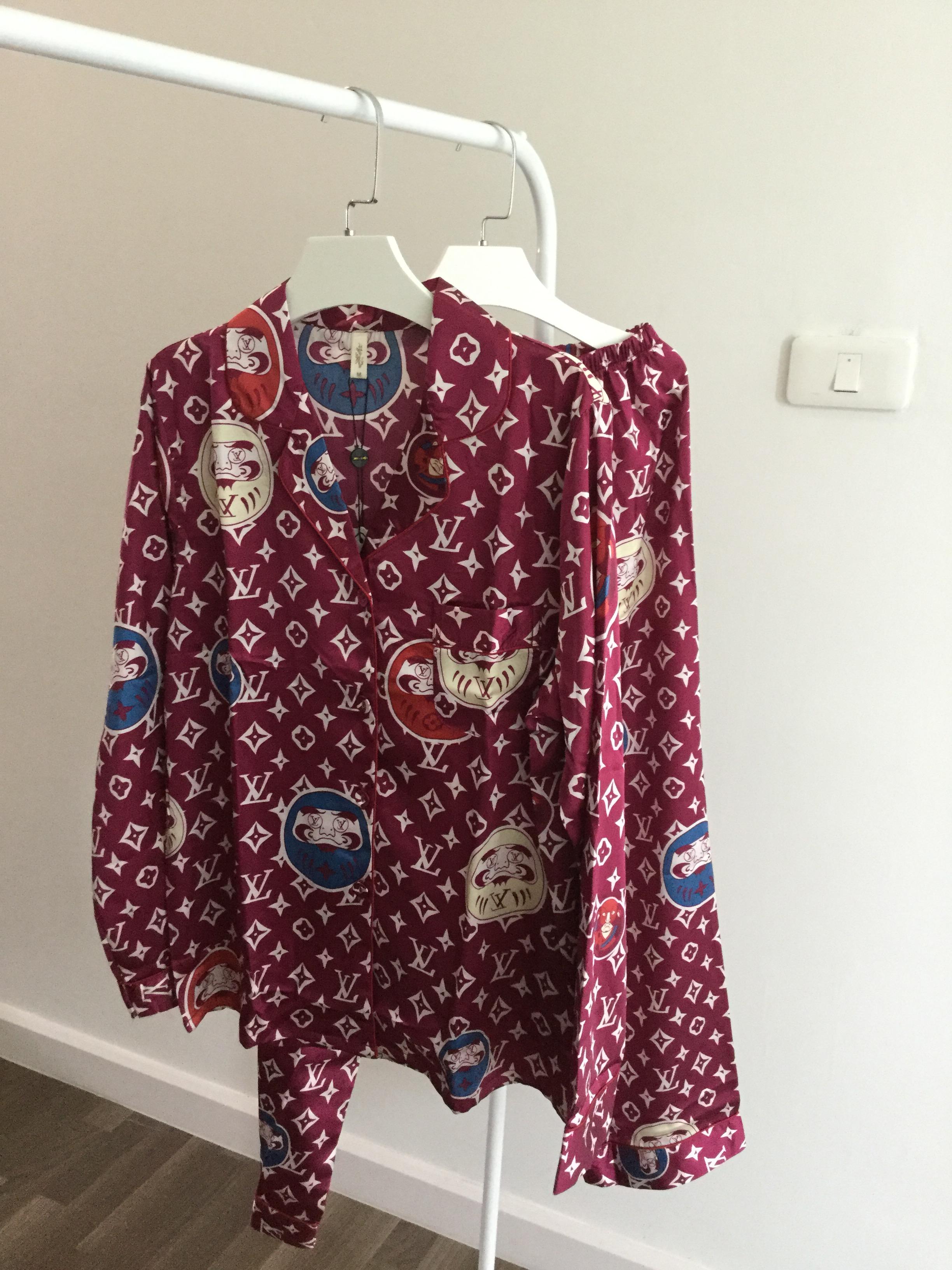 ชุดนอนขายาว ลาย LV ผ้าซาตินลื่นๆ ใส่สบาย