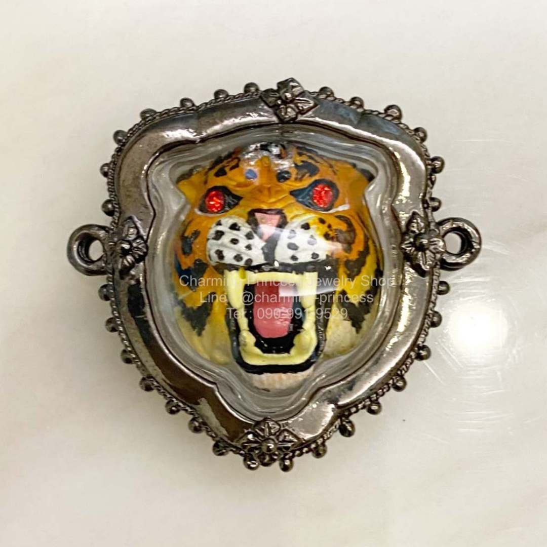 ลูกอมเจ้าพญาเสือ รุ่นบูชาครู วัดบางพระ หลวงพ่อเปิ่น พ.ศ. 2554 เสริมอำนาจบารมี โชคลาภ เสริมหน้าที่การงาน ก้าวหน้ายิ่งใหญ่ดุจดั่งพญาเสือ แคล้วคลาด แก้ดวงตก แก้ปีชง อัดกันน้ำ เสือหน้าขาว กรอบโลหะรมดำ