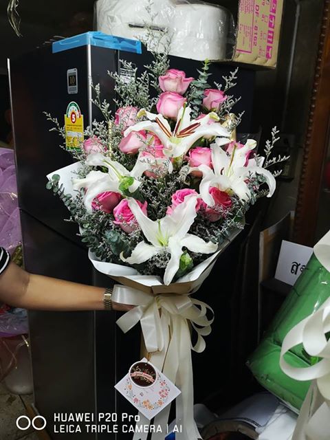 ช่อดอกกุหลาบสีชมพูแซมดอกลิลลี่ มอบให้แฟน แทนความคิดถึง