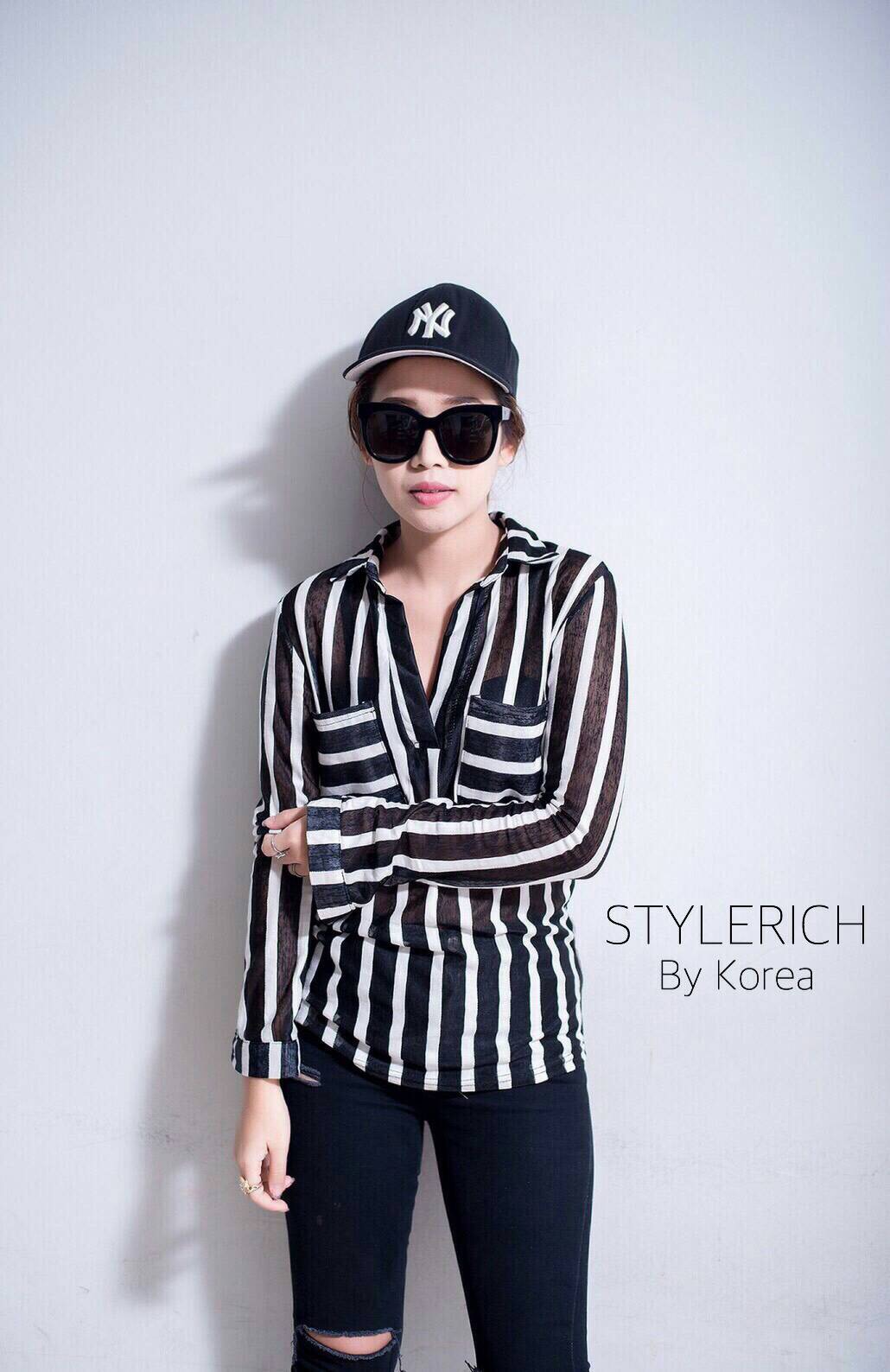 เสื้อเชิ้ตริ้วคอวี ลายทางสลับขาวดำ คอปก แต่งกระเป๋า2ข้าง ผ้าเนื้อดี งานนำเข้า ยืดหยุ่นได้ ใส่สบายมั่กๆๆค่าาา