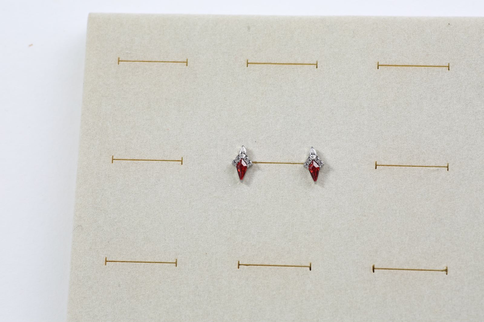 “เช็คสินค้าทัก line ก่อนโอนนะคะ”ไทเทเนี่ยม 100% ต่างหูสำหรับผิวแพ้ง่าย Wand จิวแป้นแบนขันน็อต ขนาดก้านปกติ ราคา/ข้าง ETC136