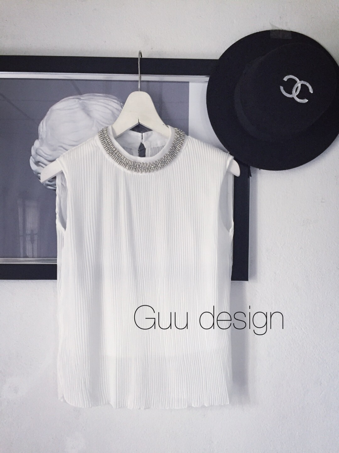 CROP ZARA รุ่นครอปแขนกุดซาร่า เนื้อผ้าชีฟองเนื้อทรายอัดพลีทละเอียด ดีไซน์เป็นเสื้อครอปแขนกุด คอกลม มีซับใน ปักเมทาลิคเงินรอบคอ ตกแต่งสวยงามมาก เรียบหรู