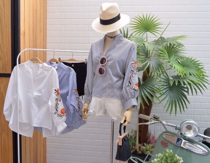 New เสื้อผ้าคอตตอนเชิ๊ต ปักดอกส้ม ทรงคอวี ด้านหลังติดกระดุมเรียงงานสวย เท่ห์ มากค่ะ