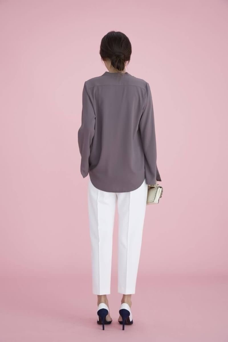 เสื้อเชิ้ตทรงสวยสุดๆค่ะ เนื้อผ้าเรียบทิ้งตัว กลางอกประดับกลัดเงิน ผ่าเล็กๆช่วงปลายแขน เรียบหรูดูแพงมากๆ ใส่คู่กับท่อนล่างได้ทุกแบบ