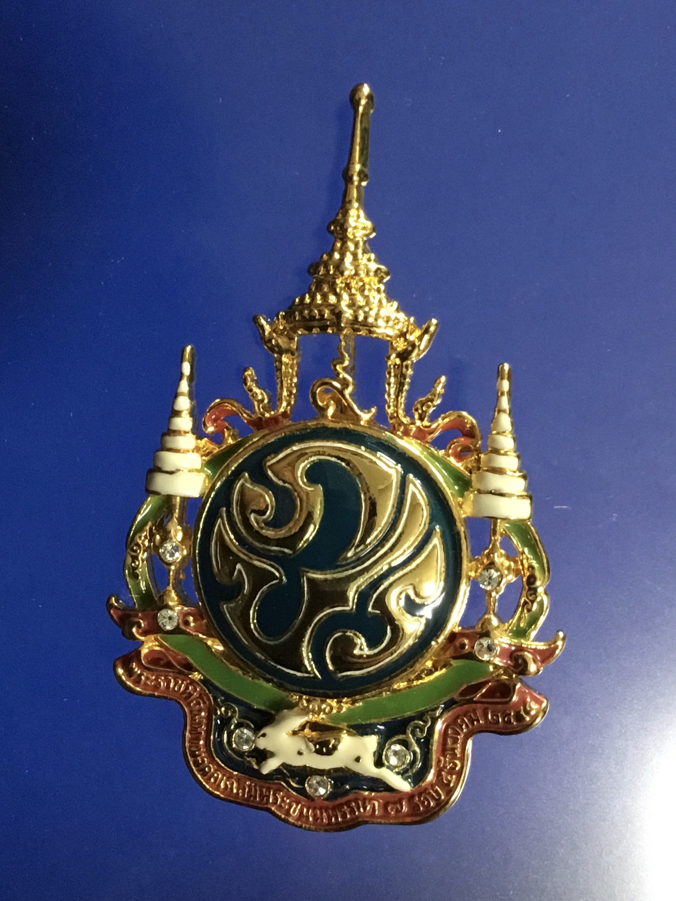 เข็มที่ระลึกตราสัญลักษณ์ งานเฉลิมพระเกียรติ พระบาทสมเด็จพระเจ้าอยู่หัว เนื่องในโอกาสพระราชพิธีมหามงคล เฉลิมพระชนมพรรษา 7 รอบ 5 ธันวาคม 2554 กล่องเดิม พร้อมใบรับรอง