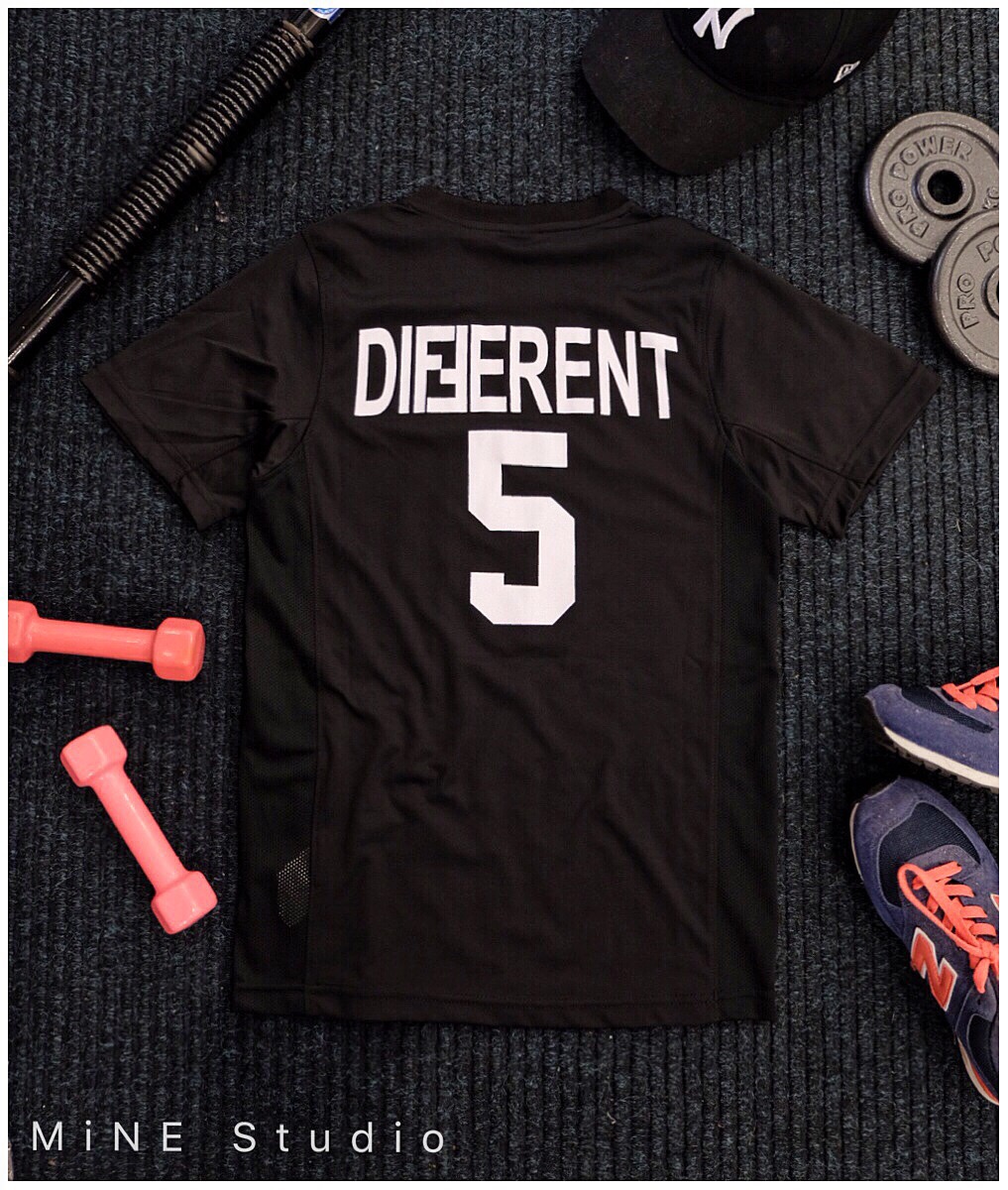 เสื้อยืด งานเนื้อผ้าSport Brandงานผสมผสานงานปักและงานสกรีนสวยเนี้ยบ ใส่เที่ยวหรือเล่นกีฬา ออกกำลังกาย ฟิตเนทก็ดูสวย เทห์มั๊กๆ^^ มั่นใจในคุณภาพของงาน ได้แน่นอนค่ะ คุณภาพครบครัน สวยเป๊ะตั้งแต่เนื้อผ้าที่เหมือนแบบออรินัล พร้อมทั้งลวดลายที่สกรีนและงานปักกันเล