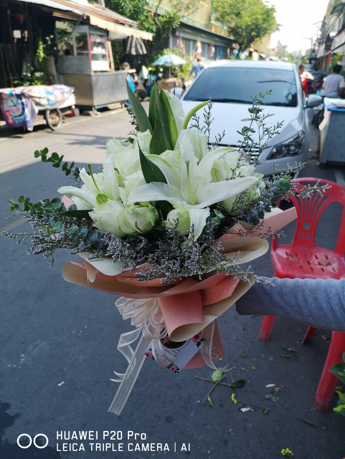 ช่อดอกกุหลาบสีขาวแซมดดอกลิลลี่ แทนความรู้สึก