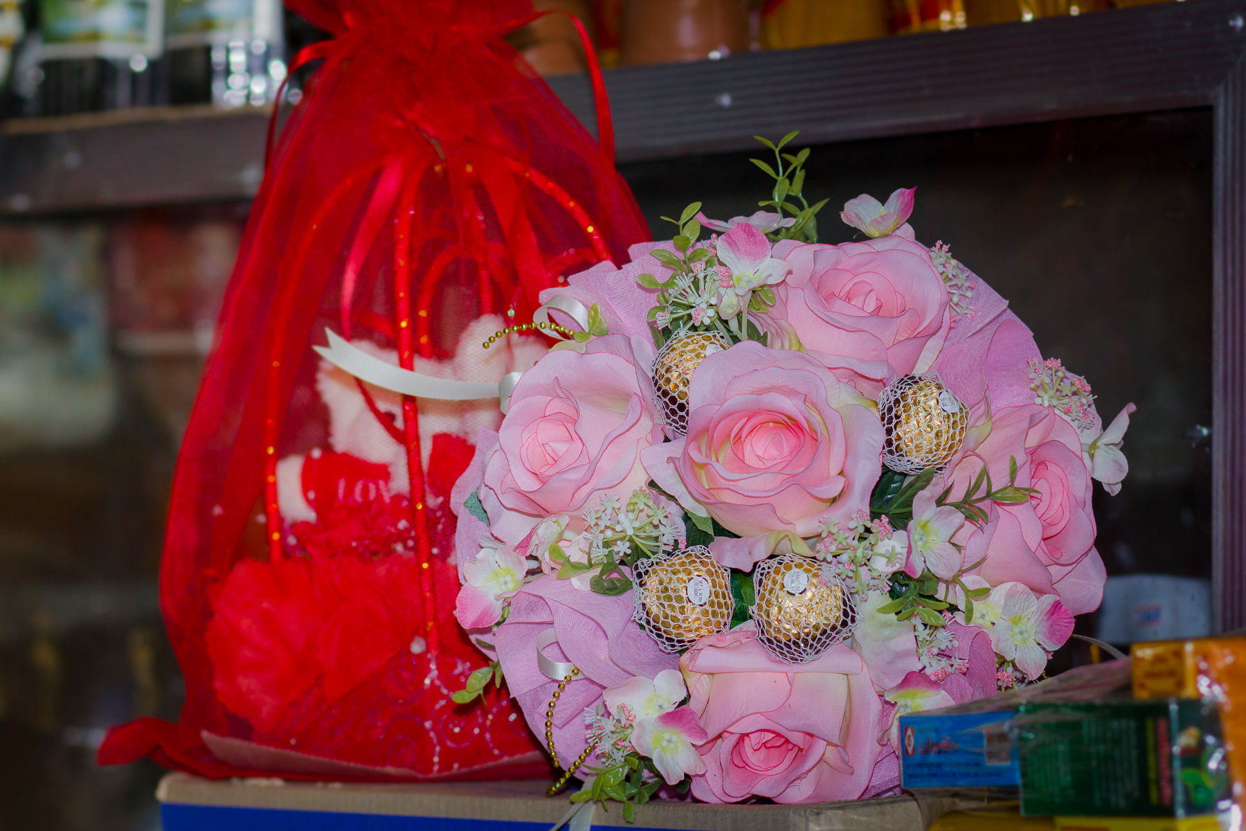 ช่อเฟอเรโร่ (Ferrero Rocher) 9 ลูก ดอกกุหลาบสีชมพูโอรส