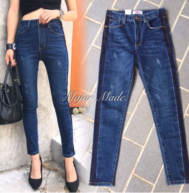 กางเกงยีนส์ขายาวสีเข้ม ทรงskinny ผ้ายีนส์ยืดเนื้อหนา ฟอกสีสวย แนวเซอร์ๆ ดีไซร้แต่งแถบข้างสีเข้ม เก๋มากๆ