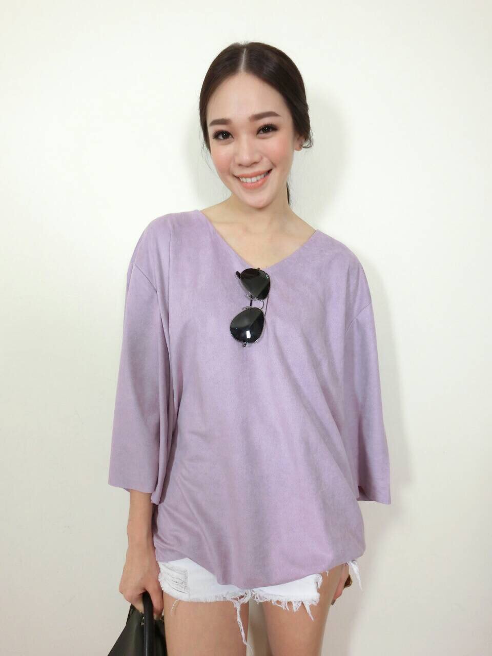 เสื้อคอวีทรงoversize ผ้าหนังกลับเนื้อนุ่มมาก ผ้าทิ้งตัวสวยค่ะ