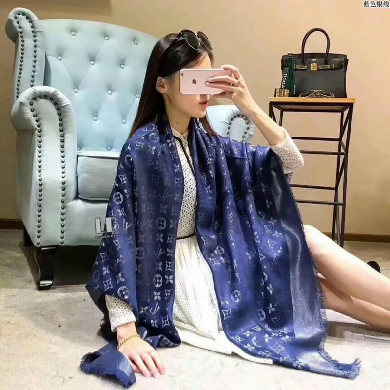 ผ้าคลุมไหล่ ผ้าพันคอ Lv ผ้าเนื้อดี นุ่ม ทอลายในตัว ลายคมชัดค่ะ หนาวนี้ห้ามพลาดค่ะ