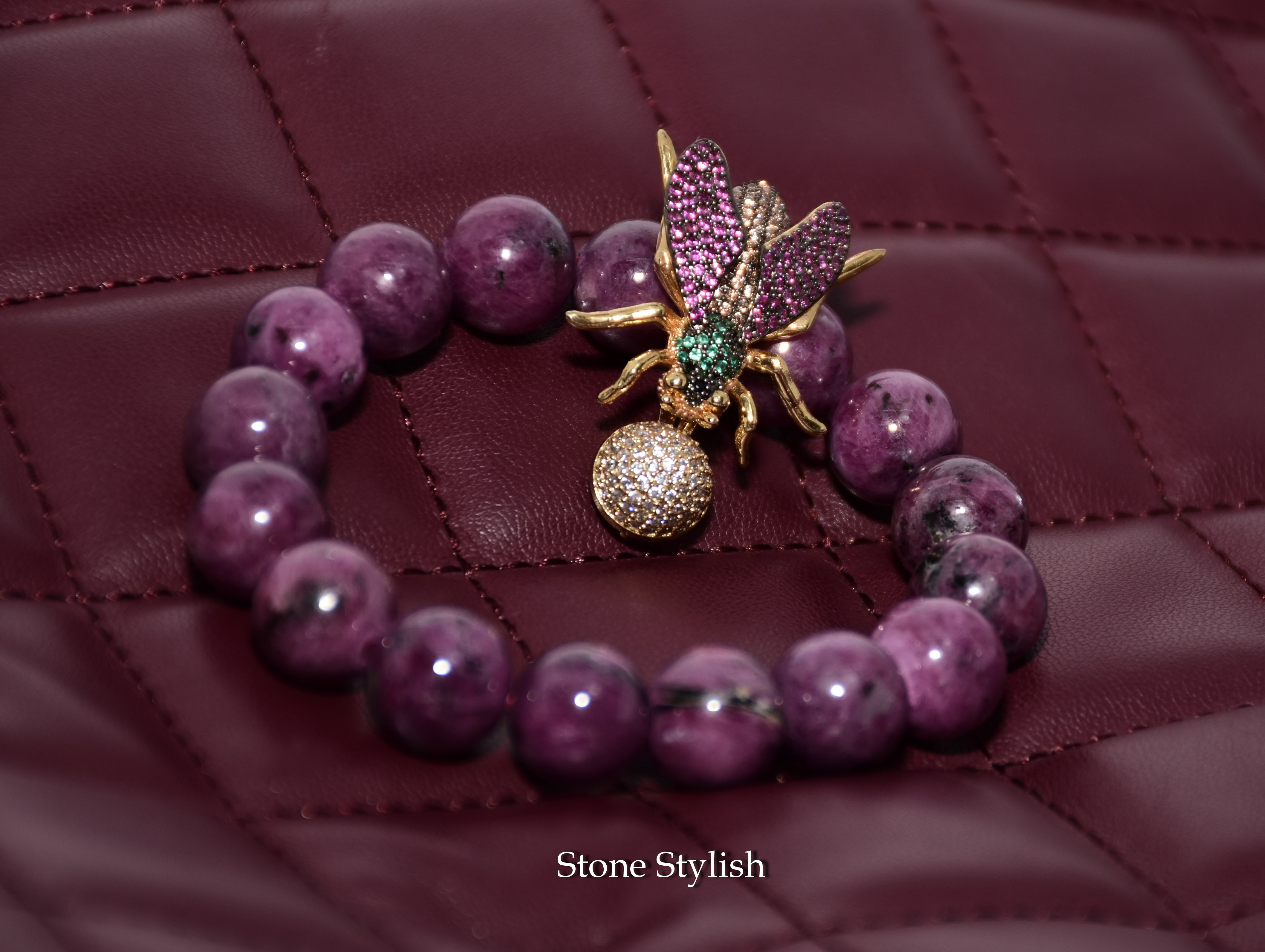 สร้อยข้อมือ ทับทิมพม่า (Ruby Stone) ขนาด 11 มิล + จี้คริสตัลรูปแมลง