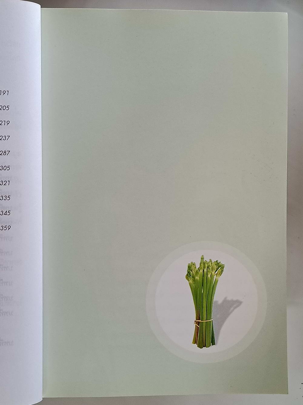 หนังสือมือสอง 173 "พลังมหัศจรรย์ในอาหาร" คู่มือดูแลรักษาสุขภาพด้วยสารมหัศจรรย์จากธรรมชาติ เภสัชกรสรจักร ศิริบริรักษ์ ความหนา 368 หน้า