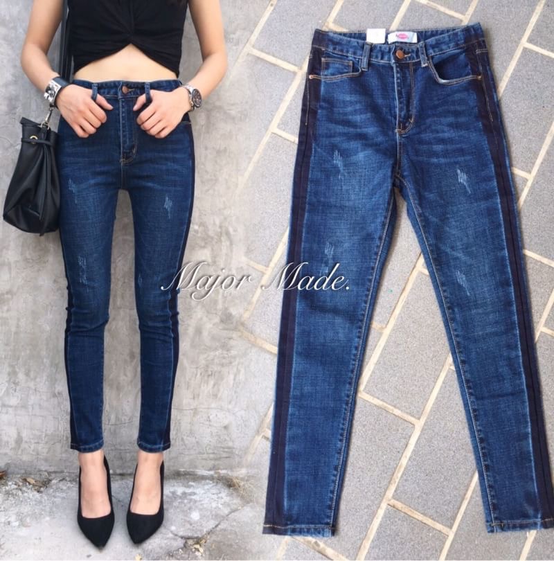 กางเกงยีนส์ขายาวสีเข้ม ทรงskinny ผ้ายีนส์ยืดเนื้อหนา ฟอกสีสวย แนวเซอร์ๆ ดีไซร้แต่งแถบข้างสีเข้ม เก๋มากๆ