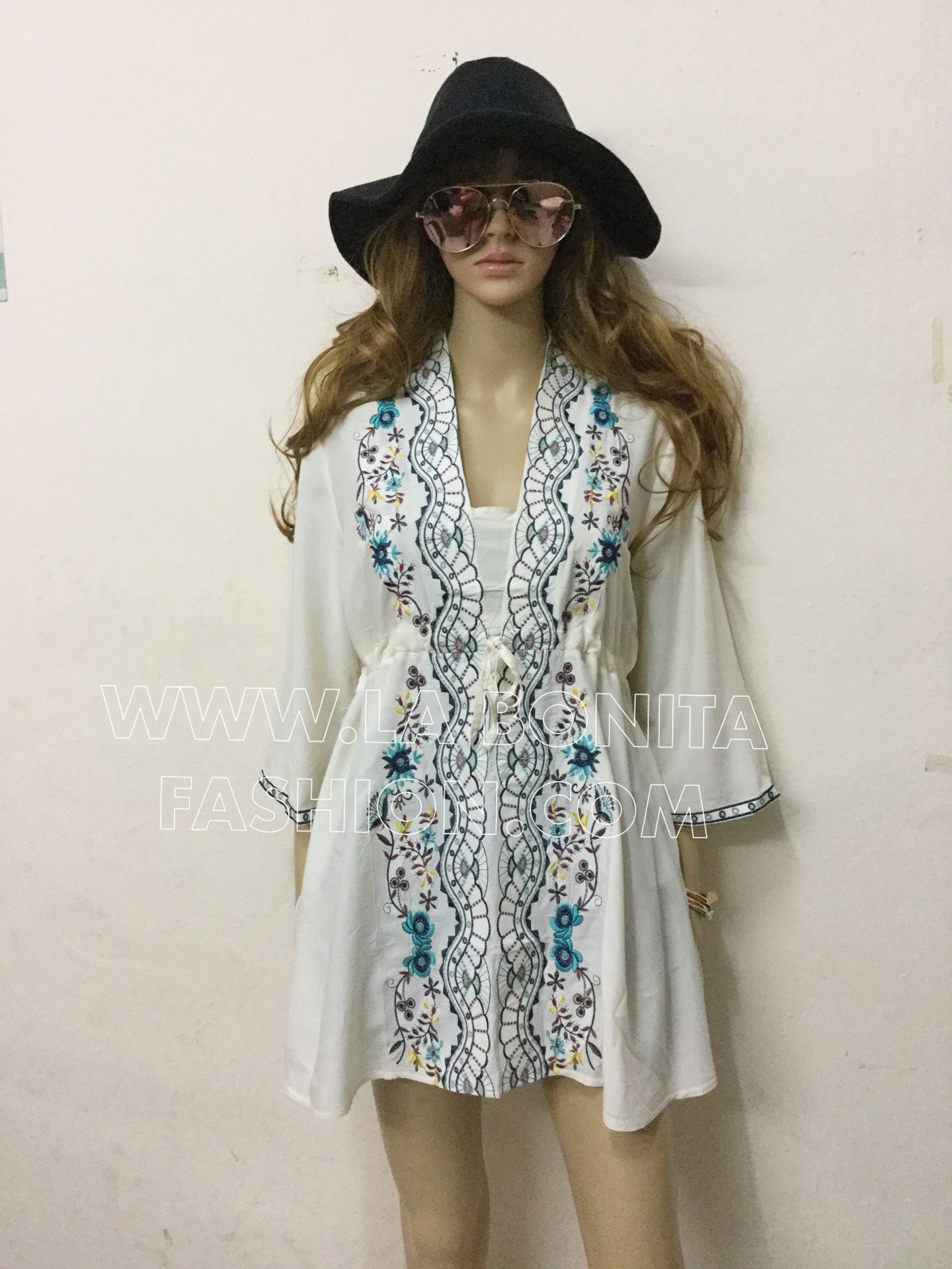 เดรสโบฮีเมียนคอวี มีเขือกปรับขนาดรอบเอว ปักลวดลาย ดอกไม้และเถาวัลย์งานปักสวยแน่น