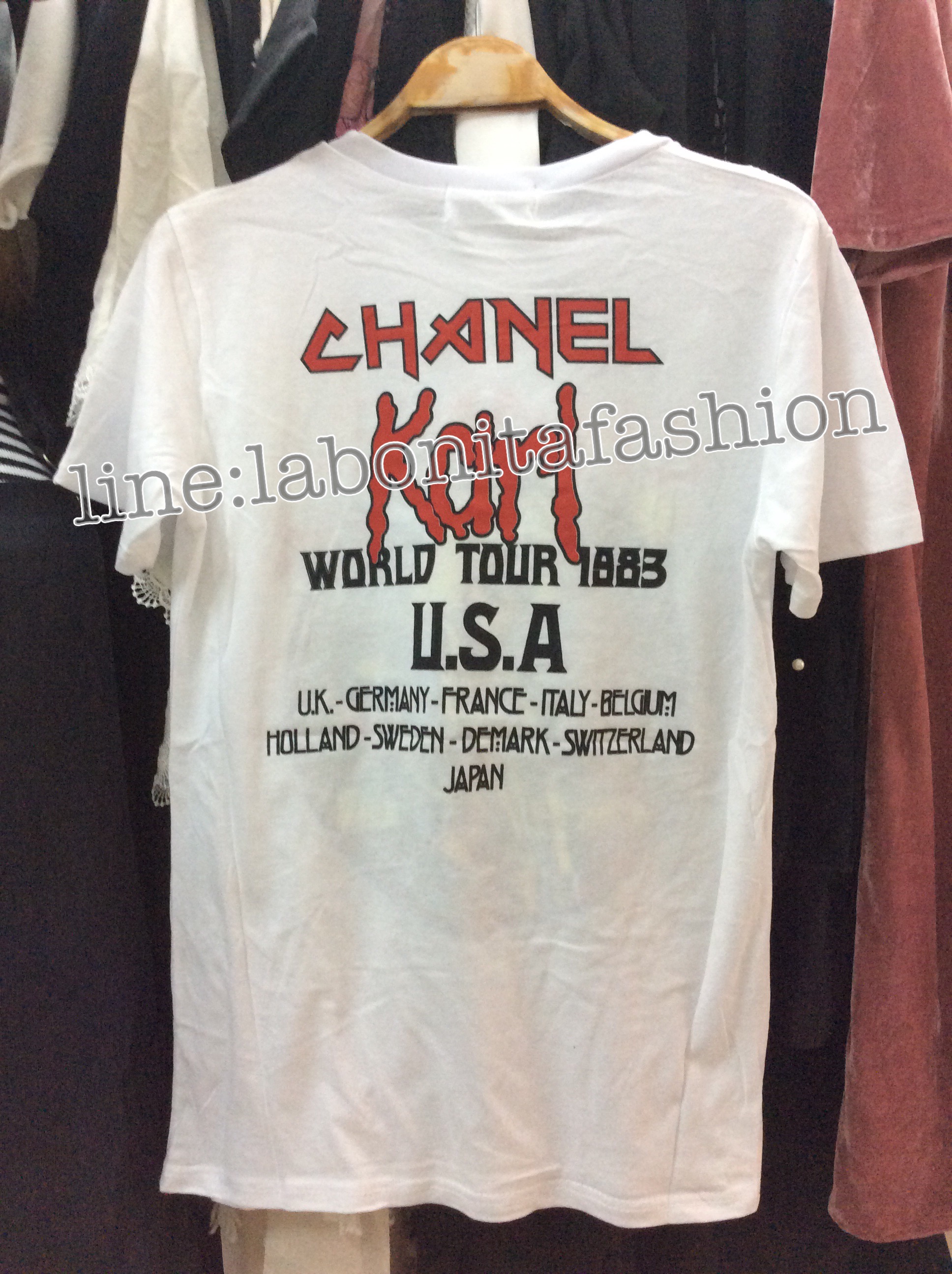 พบกับเสื้อยืดแขนสั้นแต่งคอกลม ดีไซน์สวยเท่ห์ ด้านหน้าและด้านหลังโดดเด่นด้วยงานสกรีนลายในตัวค่ะ เก๋ไก๋มากมายค่ะ เนื้อผ้าดีงาม สวมใส่ง่ายสบายๆในวันเบาเบาค่ะ