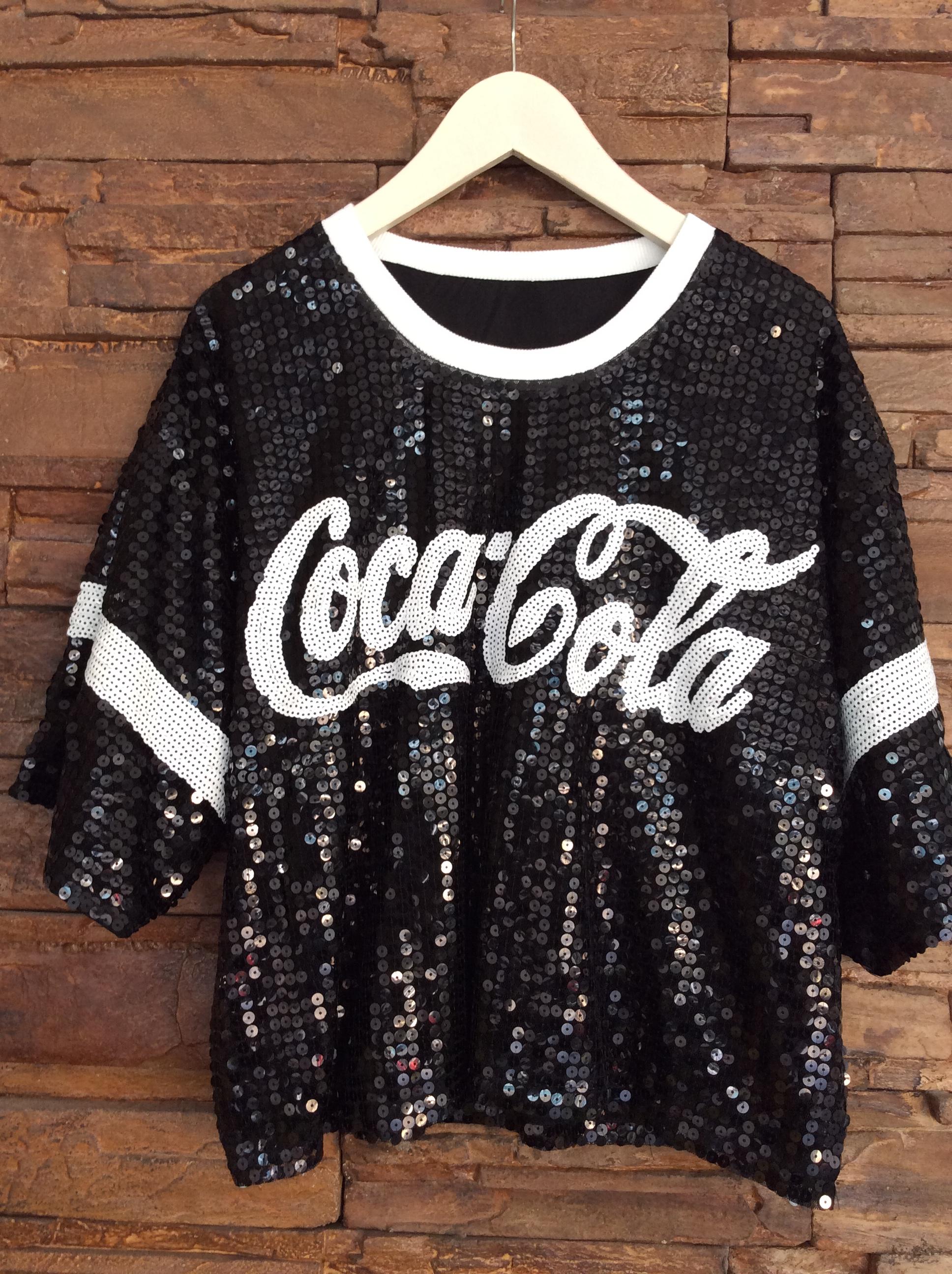 KOREA ITEM COCA COLA TOP สินค้าพร้อมส่งจร้า ห้ามพลาดเลยน่ะค่ะสาวๆ สำหรับเสื้อรุ่นนี้ แม่ค้าช๊อปปชอบ เสื้อวิ๊ง Coca Cola งานปักแน่นๆ ปราณีตสุดเลยจร้า แมทซ์กับ อะไรก็เริสคร้า แม่ค้าการันตรีเลยยย เหมาะกับสาวๆทุกไซค์เลย น่ะค่ะ
