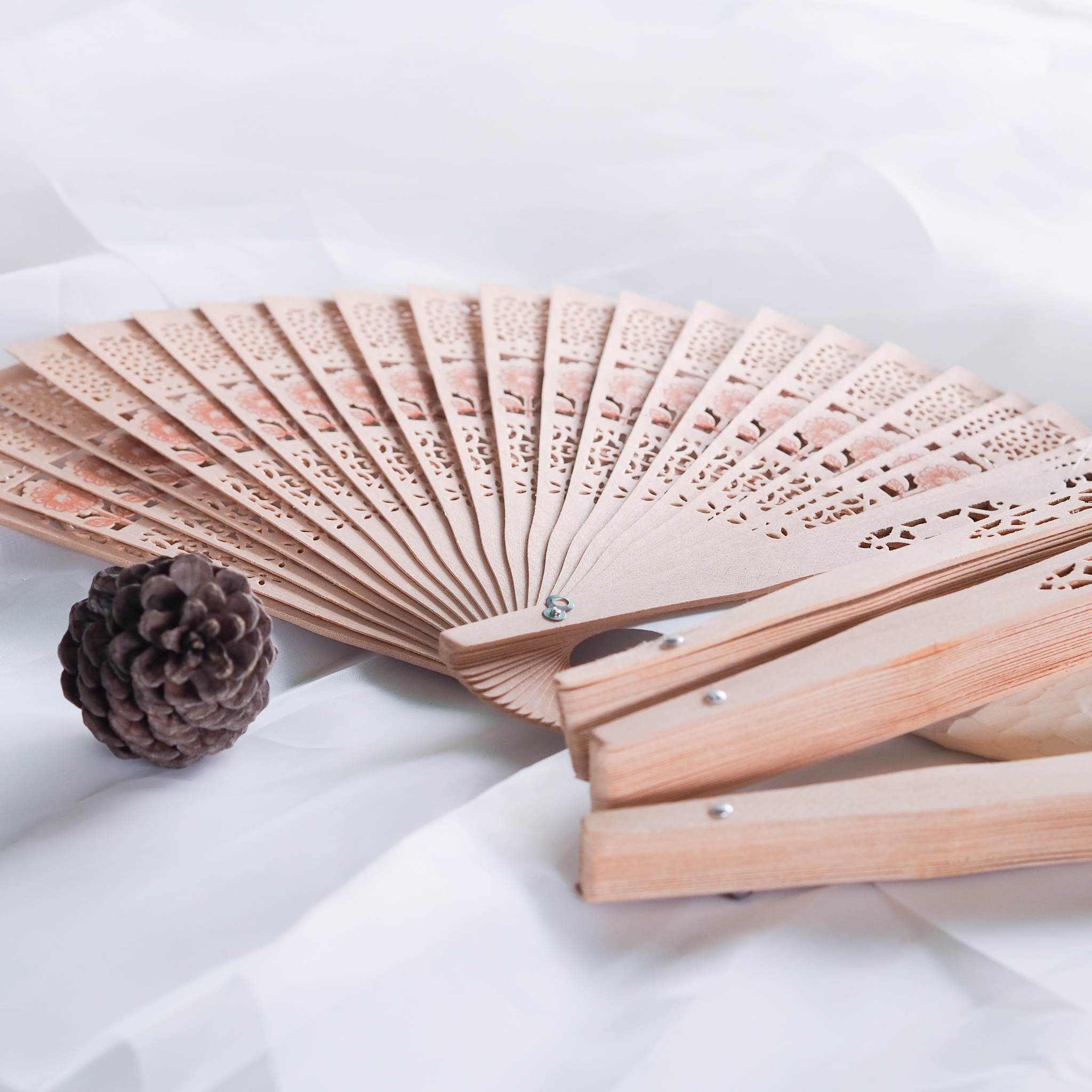 พัดไม้ฉลุราย (100ชิ้น)