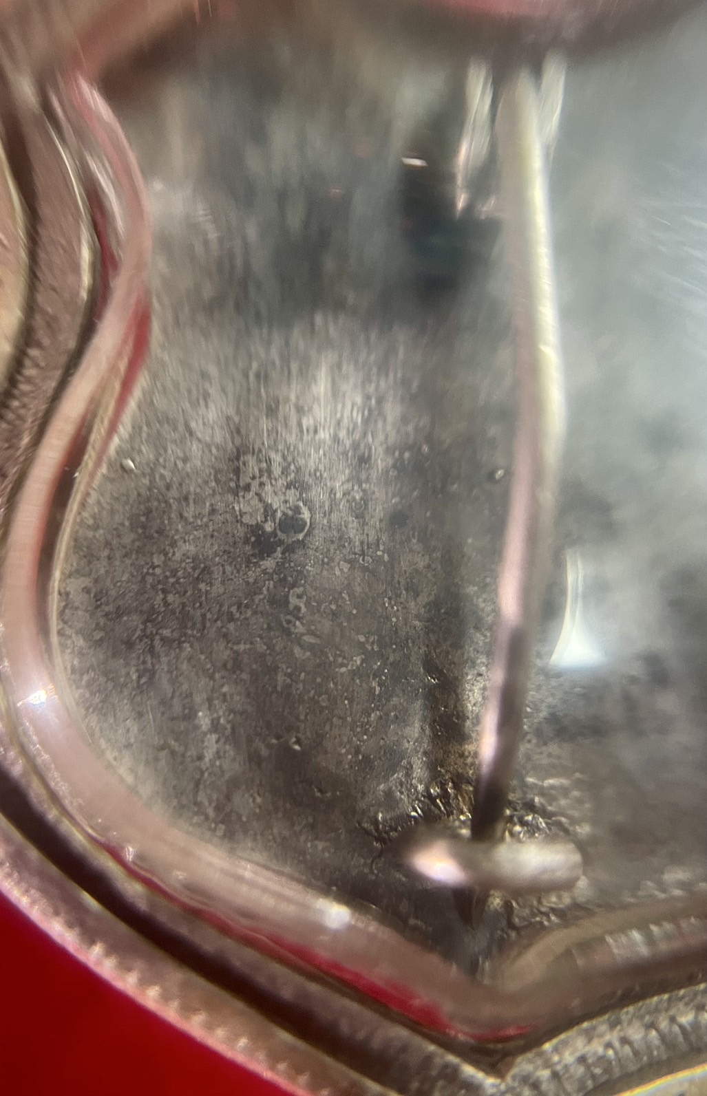 หลวงพ่อโสธรปี2498 เนื้อเงินลงยาสีแดงรุ่นแรก บล็อก5จุด พิมพ์หลังเข็มกลัด