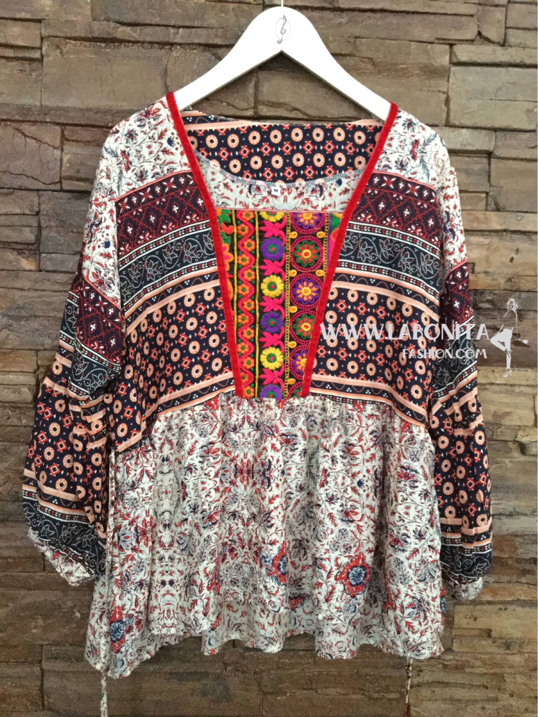 เสื้อโบฮีเมียนทรงสวย อกเสื้อปักลายชนเผ่างานน่ารักมากๆค่ะ