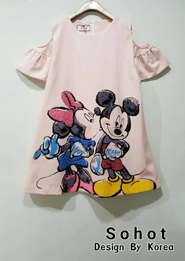 New Arrival เดรสมิกกี้เม้าท์น่ารักฝุดๆ คร้า เดรสผ้าเนื้อลินินด้านในรัดซับติดกับตัวผ้าไม่บางค่ะ เนื้อดีมากๆ ขอบอก ดีเทลแขนเว้าปลายแขนระบาย สกรีนลายมิกกี้เม้าท์ประดับเพชรสีๆ อย่างดี สาวๆ ห้ามพลาดนะค่ะงานจริงสวยมว๊ากกก