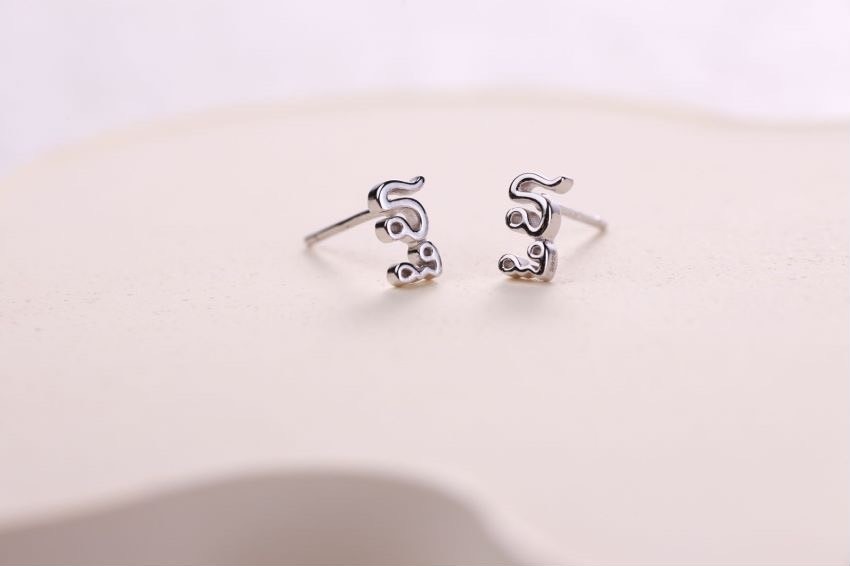 ต่างหูสำหรับผิวแพ้ง่าย เงินแท้ 92.5% ตัวอักษรภาษาอังกฤษ ก-ฮ เลือกผสมได้เลยค่ะ (ราคาต่อข้าง)_ES002