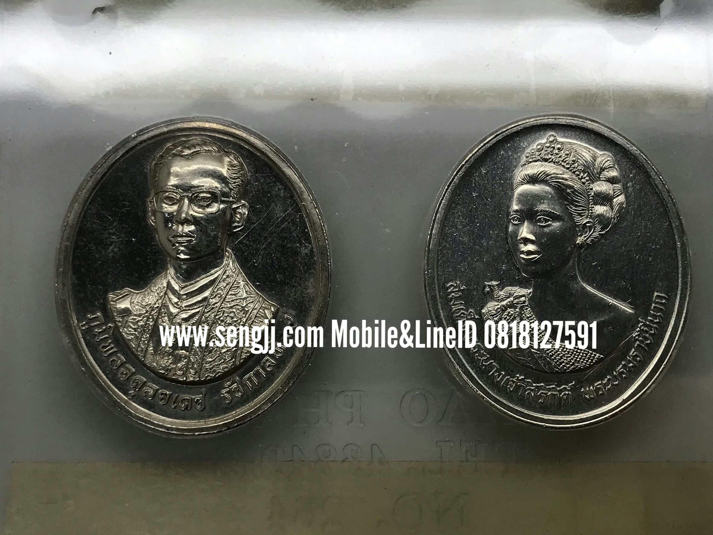 + + เหรียญแพรแถบตัวอย่างเงินไม่กะไหล่ทองไม่เชื่อมหู ในหลวง+ราชินี ร.9 พระชนมายุ 60 พรรษา พ.ศ.2530,2535 + +
