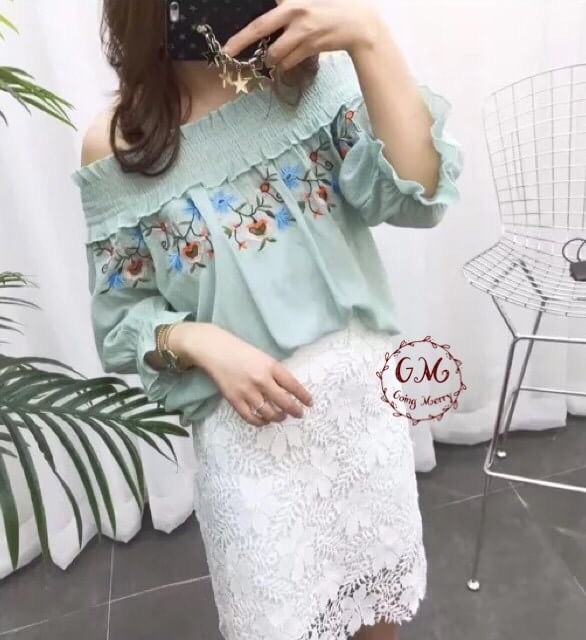 เสื้อปาดไหล่ คอระบาย ยางยืด งานปักแน่นๆ งานสไตล์เกาหลี ผ้าไหมญี่ปุ่นเนื้อดี ปลายแขนระบาย ทรงสวย งานน่ารักมากๆค่ะ