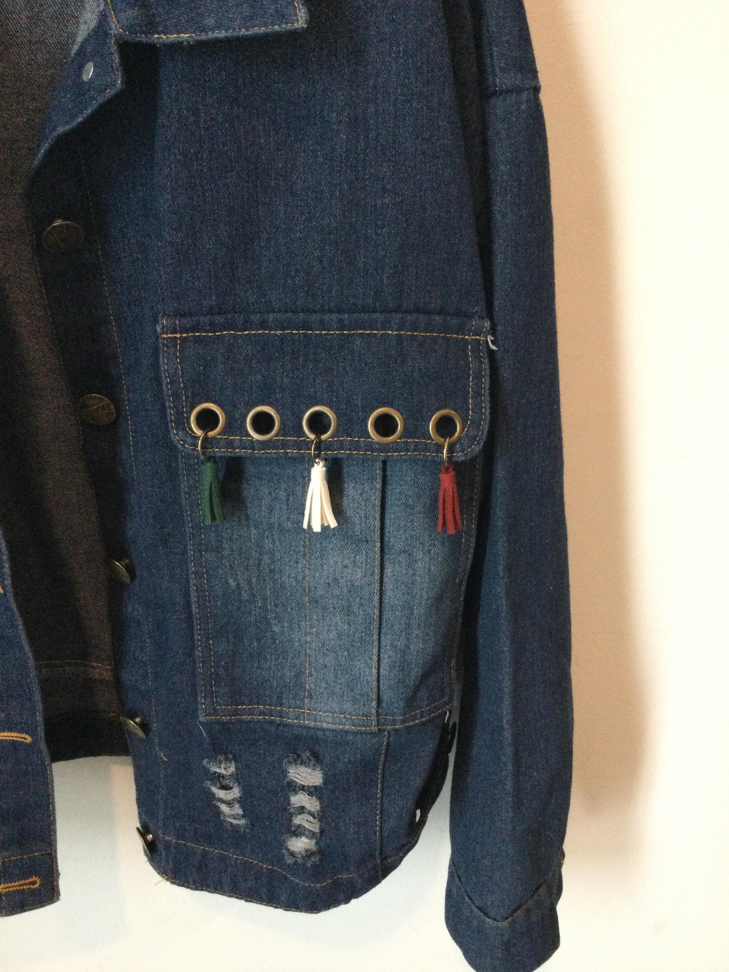 เสื้อยีนส์ แจ็คเก็ตยีนส์สีเข้ม กระเป๋าแต่งพู่หนังน่ารักๆ