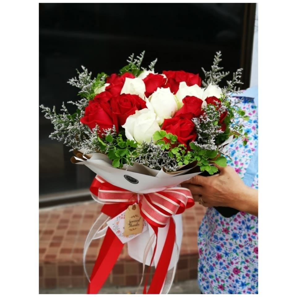 ช่อกุหลาบสีเขาวแดง แซมดอกแคสเปีย มอบให้แฟนในวันวาเลนไทน์