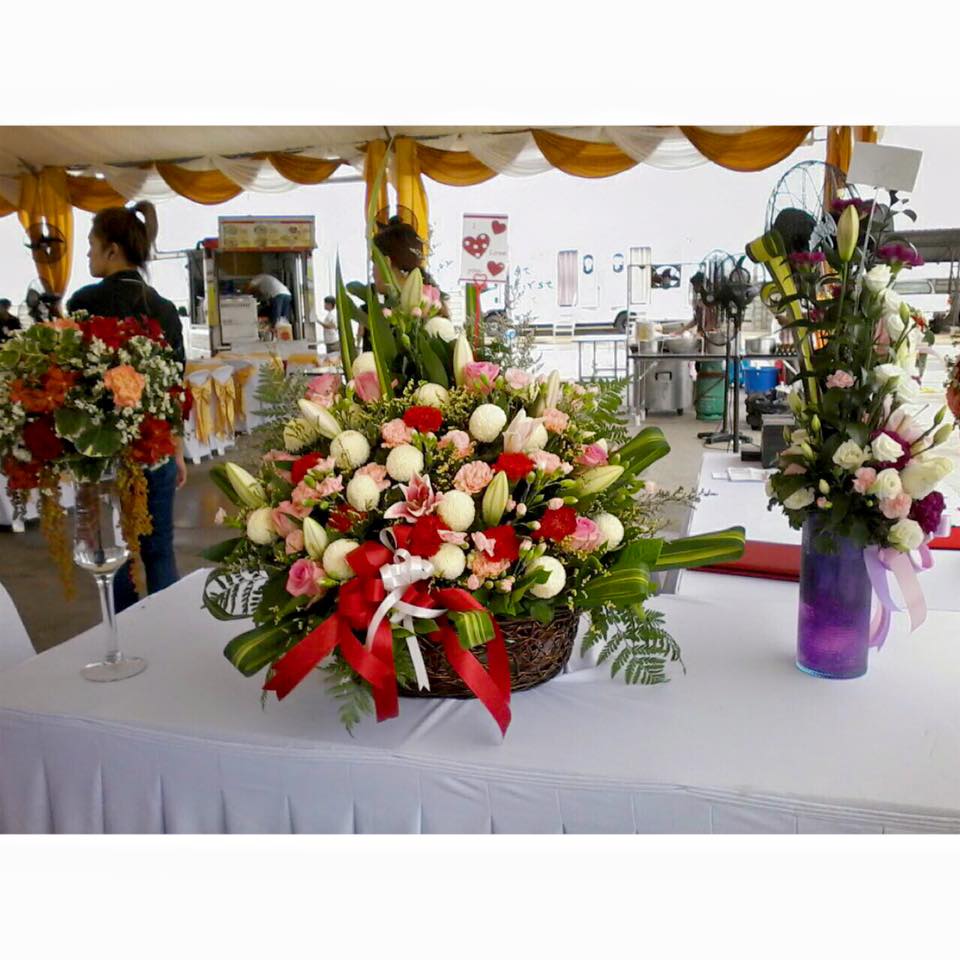 กระเช้าดอกไม้สด มอบแสดงความยินดี (Flower Basket)