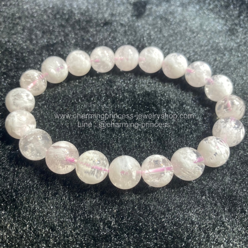 White Sericite เซริไซต์ 10 มม เป็นตัวแทนทรัพย์สินและความร่ำรวย หินมงคลที่ช่วยดึงดูด เจริญก้าวหน้า รวมถึงทรัพย์สินเงินทองมาสู่ผู้ครอบครอง ช่วยนำพาชัยชนะและความสำเร็จในด้านสุขภาพ ช่วยทำให้ผ่อนคลายหายเครียดจากเรื่องต่างๆที่แบกเอาไว้อยู่ให้เบาลงและหายไป
