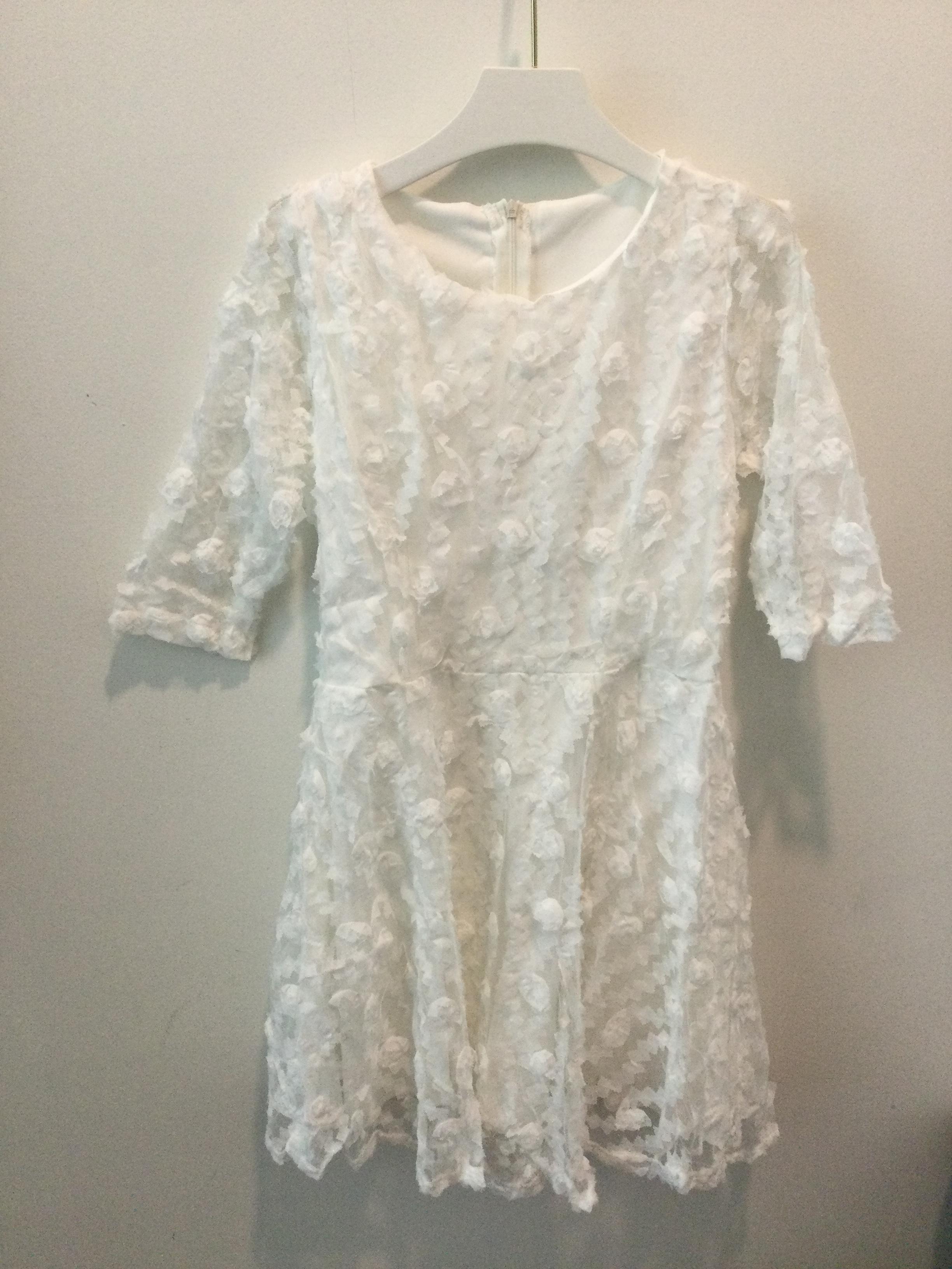 เดรส ribbons rose เป็นเดรสผ้ามีเทคนูนดอกกุหลาบริบบิ้น