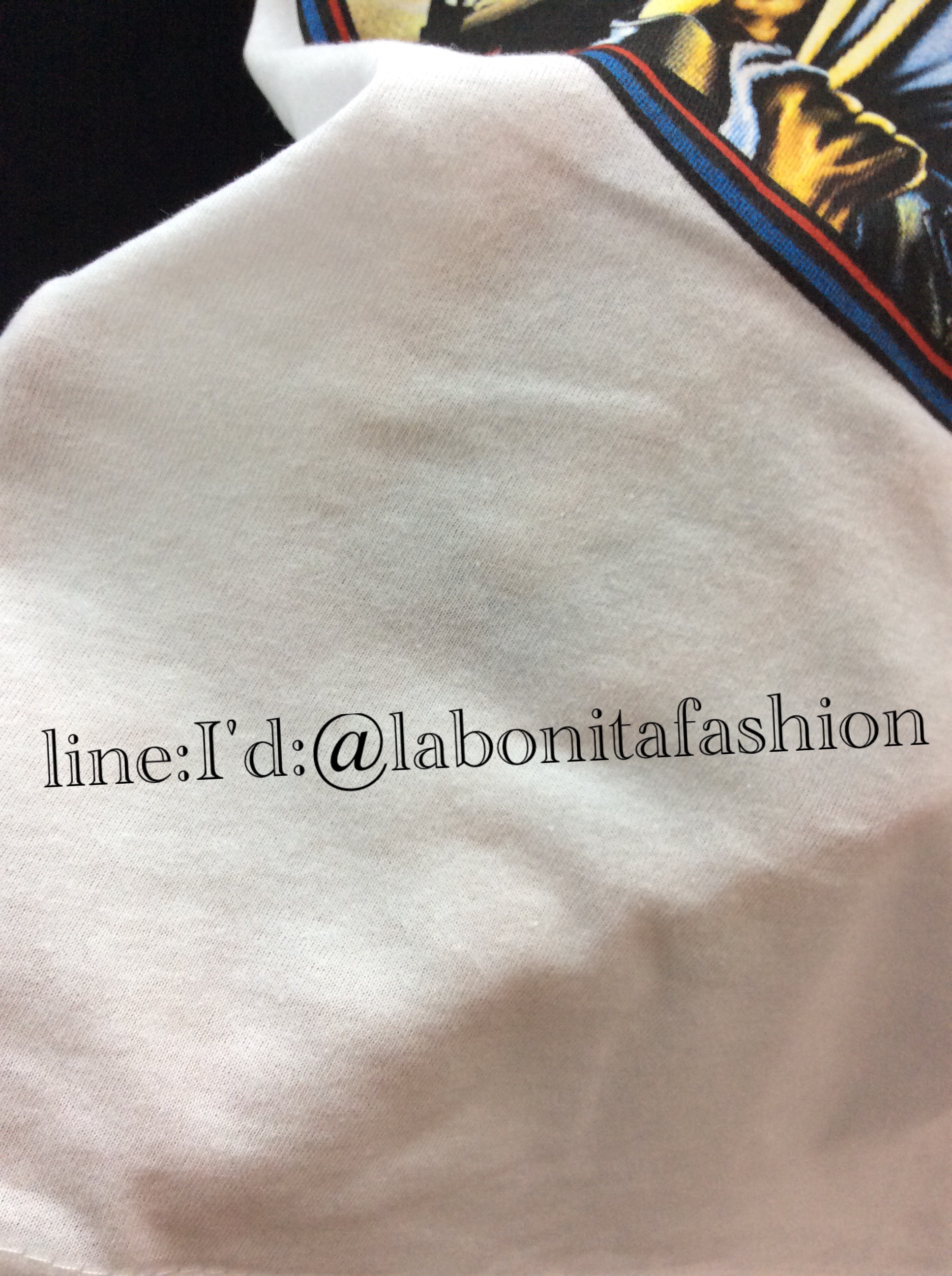 พบกับเสื้อยืดแขนสั้นแต่งคอกลม ดีไซน์สวยเท่ห์ ด้านหน้าและด้านหลังโดดเด่นด้วยงานสกรีนลายในตัวค่ะ เก๋ไก๋มากมายค่ะ เนื้อผ้าดีงาม สวมใส่ง่ายสบายๆในวันเบาเบาค่ะ