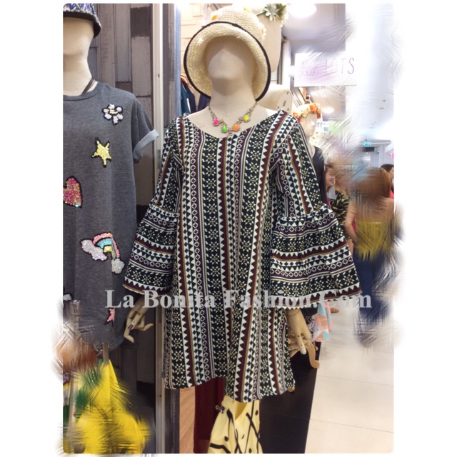 New!!! เดรสคอวี แขนระบาย ลายนากา ทรงสวยน่ารักมากค่ะ เด่นที่แขนเป็นระบาย ลายเก๋ๆกำลังฮิตเลยค่ะ