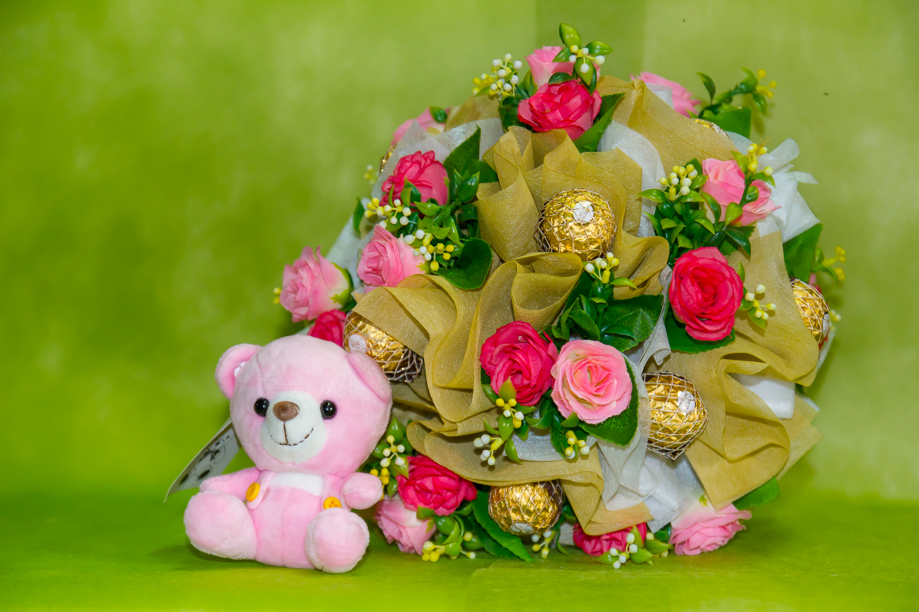 ช่อเฟอเรโร่ (Ferrero Rocher) 9 ลูก ดอกกุหลาบสีชมพูหวาน กระดาษสีทอง
