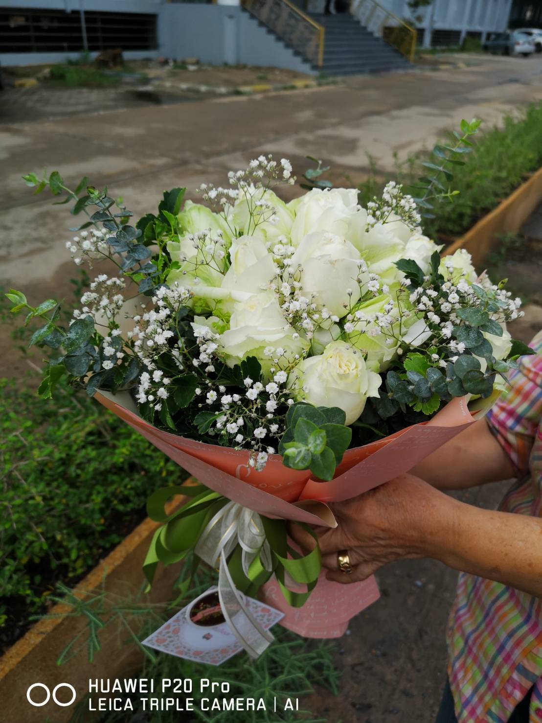 ช่อดอกกุหลาบสีขาวขอแฟนแต่งงาน