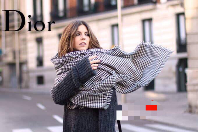 ผ้าคลุมไหล่ ผ้าพันคอ Dior ผ้าwool เนื้อดี นุ่ม ทอลายในตัว ลายคมชัดค่ะ หนาวนี้ห้ามพลาดค่ะ