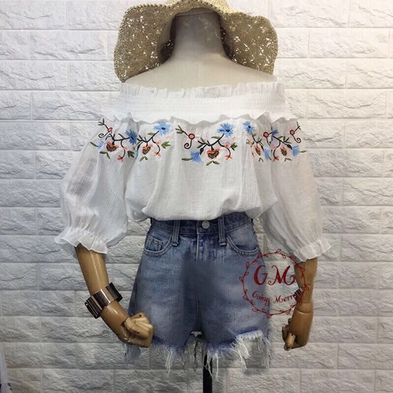 เสื้อปาดไหล่ คอระบาย ยางยืด งานปักแน่นๆ งานสไตล์เกาหลี ผ้าไหมญี่ปุ่นเนื้อดี ปลายแขนระบาย ทรงสวย งานน่ารักมากๆค่ะ