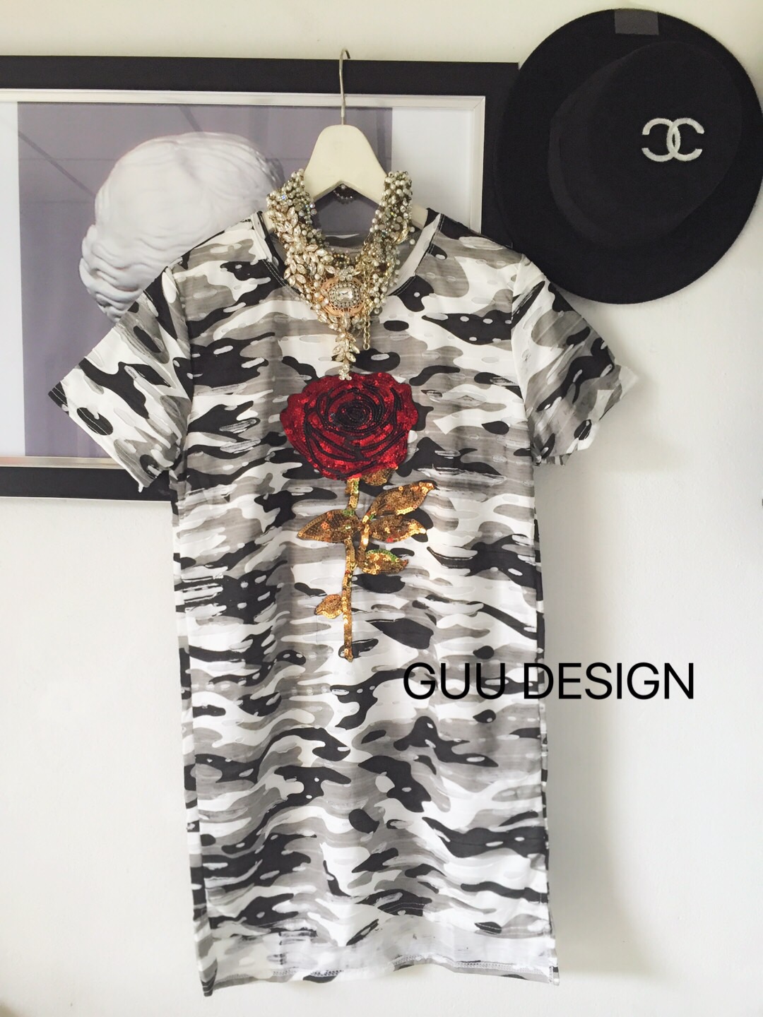 D&G ARMY ROSE รุ่นเดรสดีแอนด์จีอาร์มมี่ เนื้อผ้าคอตตอนยืดเนื้อหนานุ่มผ้ามีฉลุแทคเจอร์ในตัว ดีไซน์เป็นเสื้อยาวเดรสคอกลม แขนสั้น ผ่าข้าง ตกแต่งกริสเตอร์ลายกุหลาบดีแอนด์จี