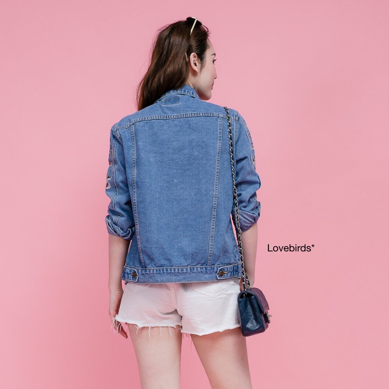 แจ็คเก๊ตยีนส์ แฟชั่นเกาหลี ปักลายดอกไม้ที่ไหล่และแขนเสื้อ งานปักสวยแน่นใส่คลุมก็เท่