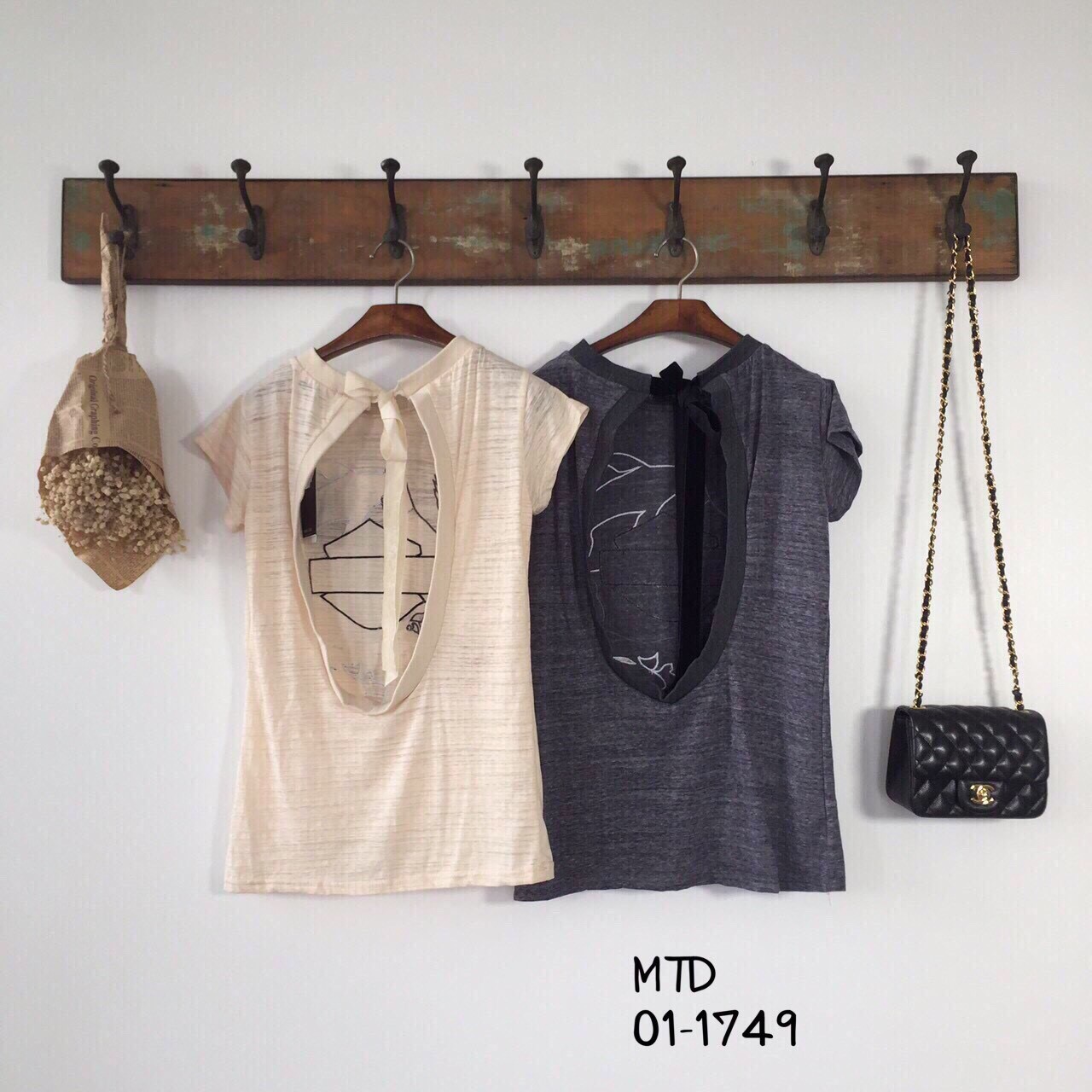 เสื้อยืดแขนสั้น ที่มาพร้อมดีไซน์สวยเท่ห์ ตกแต่งด้วยงานปักลายตรงด้านหน้าเป็นรูปปลาคาร์พค่ะ งานสวยน่ารัก ด้านหลังตกแต่งด้วยงานเว้าคอผูกโบว์ สวยเซ็กซี่ไปในตัวจ้าาา