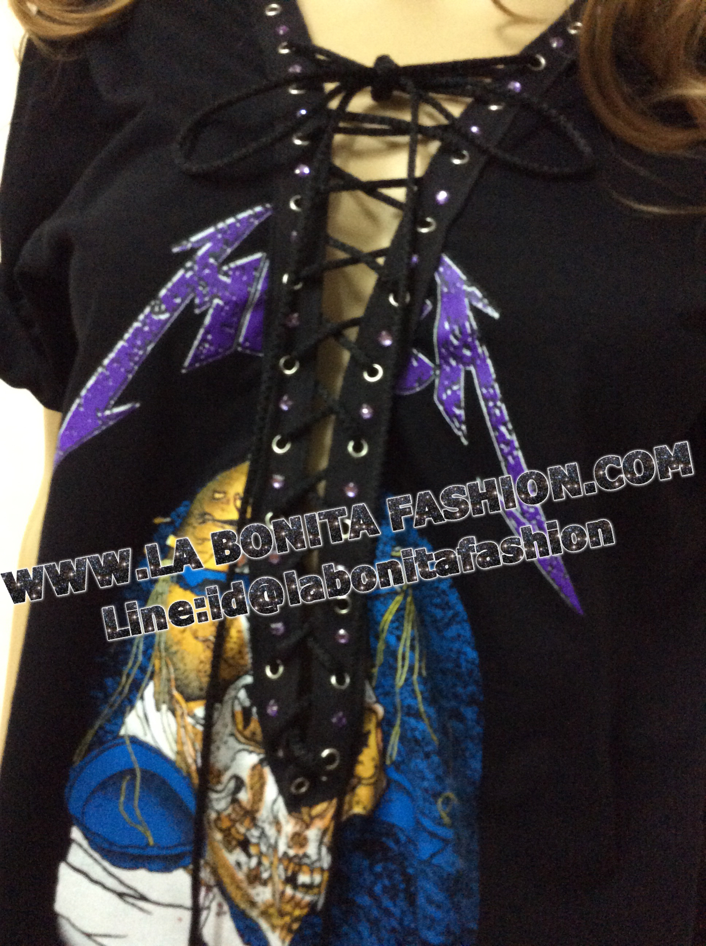 Hot items กำลังHot hit เสื้อยืดวินเทจสกรีนลาย METALlica เสื้อวง สวยๆ ดีเทลผ่าอก ตอกหมุด ประดับคริสตัลสีสวย ร้อยเชือกเก๋ๆตรงหว่าง อก งานสวยงานดี มีหลายลายให้เลือกใส่สวยๆนะคะ แนะนำค่ะ สวยยยยทุกลาย อากาศร้อนอย่างนี้ต้องเปิดอกให้คลายร้อนกันคร้าาาา