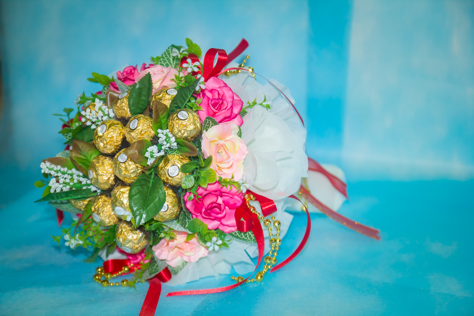 ช่อเฟอเรโร่ (Ferrero Rocher) 15 ลูก ดอกกุหลาบสีชมพูหวาน กระดาษสีขาว ต้อนรับเทศกาลวันวาเลนไทน์