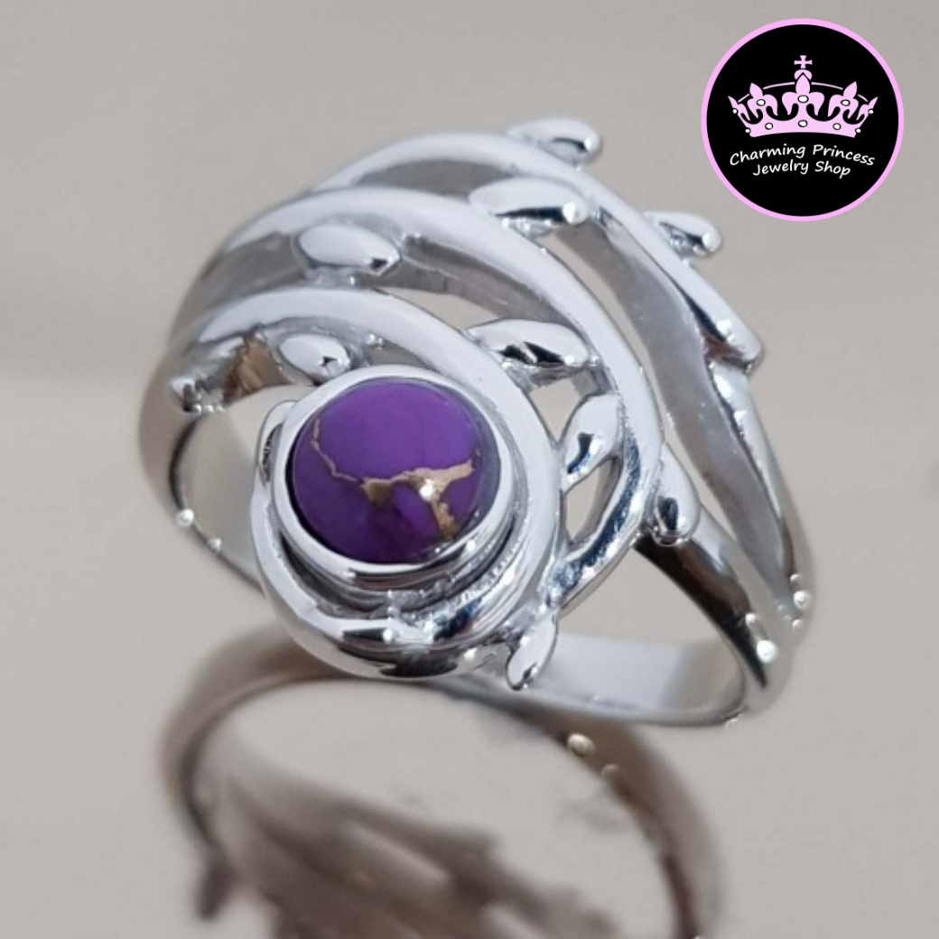 แหวนเทอร์ควอยซ์สีม่วง แหวนหินนําโชค เงินแท้ 925 พลอยสีม่วง ดีไซส์ใบมะกอก เครื่องหมายแห่งชัยชนะ 925 เทอร์ควอยซ์ สีม่วง พลอย ทรงกลม 5 มม / 1 เม็ด Purple Turquoise Natural Inspired Chic Ring