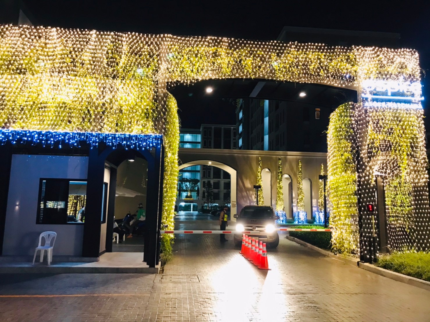 บริการตกแต่งไฟต้นไม้สวยๆ ซุ้ม ทางเข้าออก เรามีบริการทีมช่างประดับ